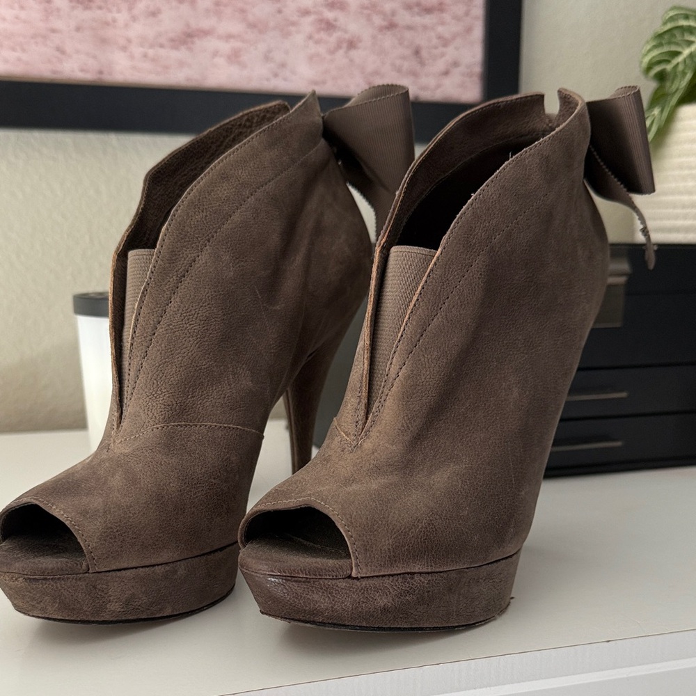 Vera Wang platform Riley open toed pump